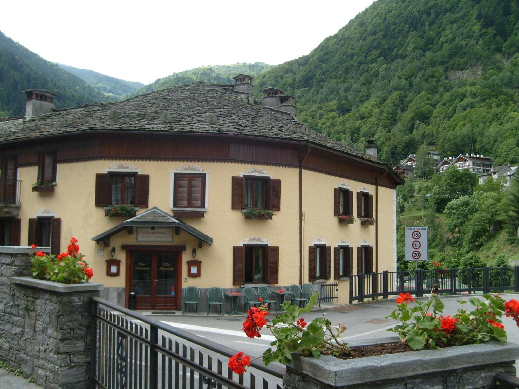 Hotel Residence Giardini Piode エクステリア 写真